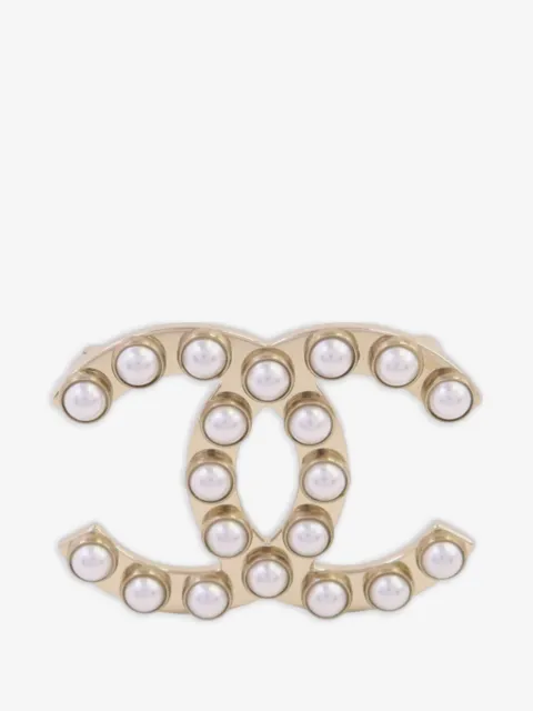 CHANEL Pre-Owned broche en forma del logo CC con perlas artificiales