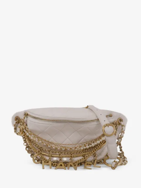 CHANEL Pre-Owned cangurera capitonada con dije CC