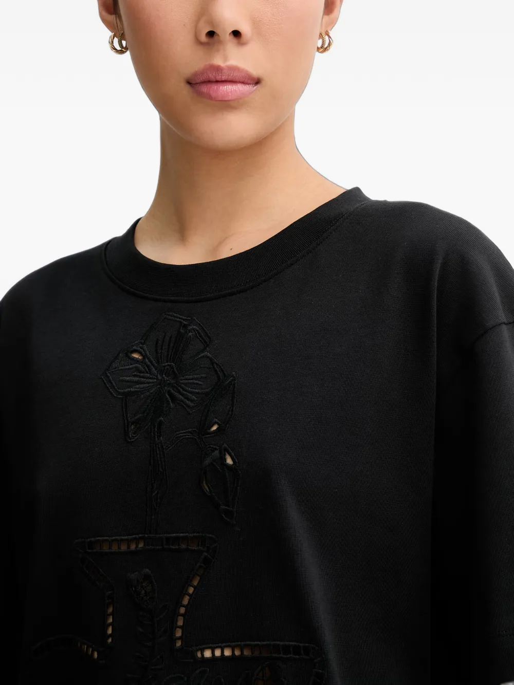 MUNTHE Nellamy T-shirt met borduurwerk en uitgesneden details Zwart