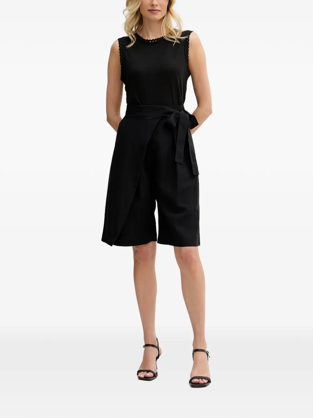 Sisley Shorts met wikkelstijl en ceintuur Zwart