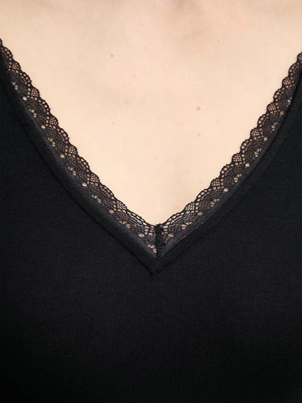 Chantelle Body met kanten afwerking en V-hals Zwart