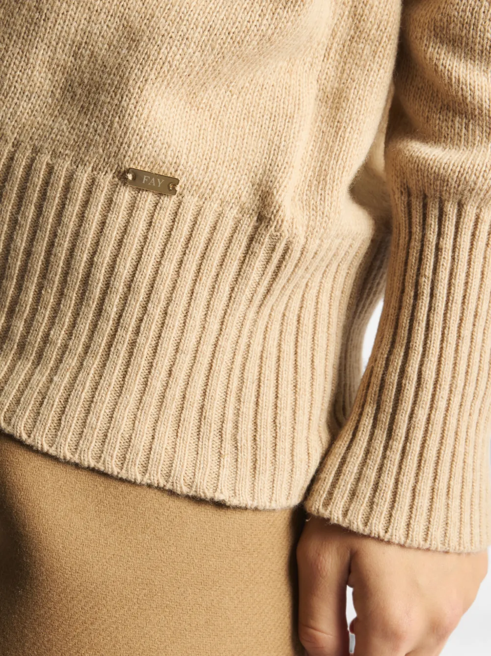Fay Trui met hoge hals en geribbelde afwerking Beige