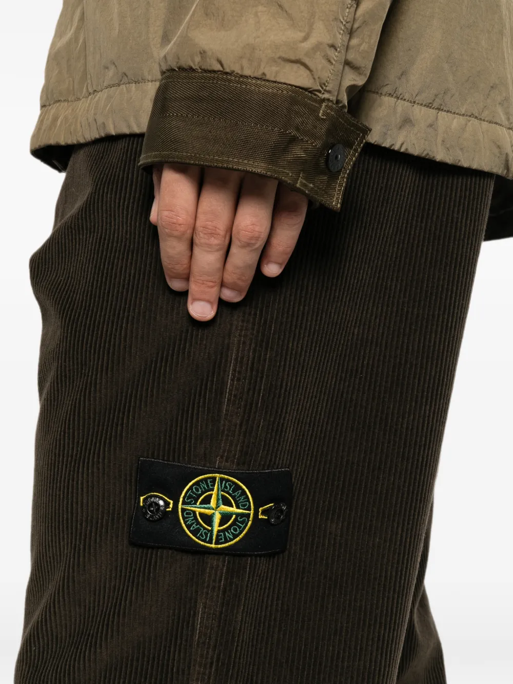 Stone Island 3100010 cargo broek met logo-patch Bruin