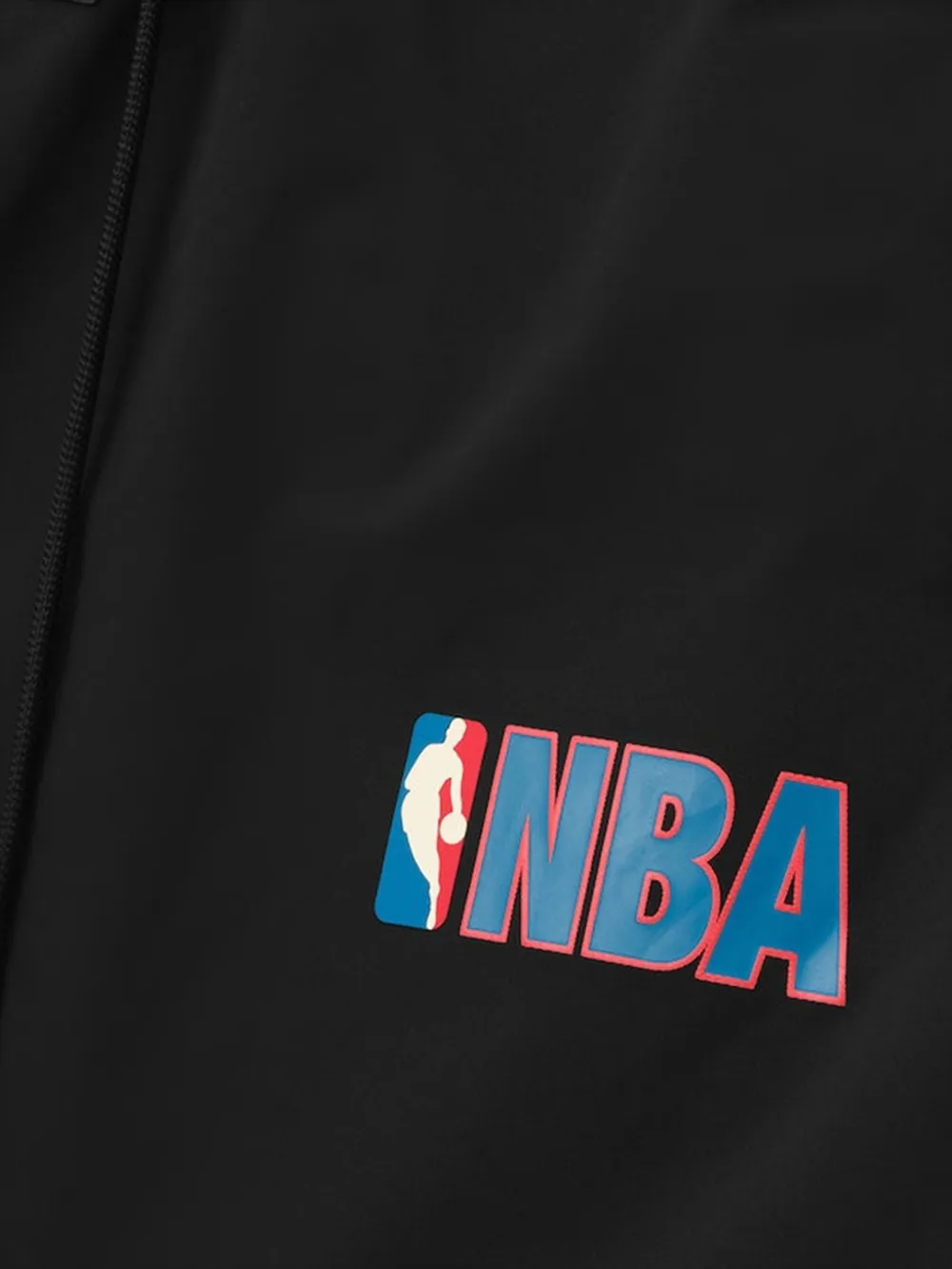 FEAR OF GOD ESSENTIALS x NBA ruimvallende trainingsbroek met logoprint Zwart