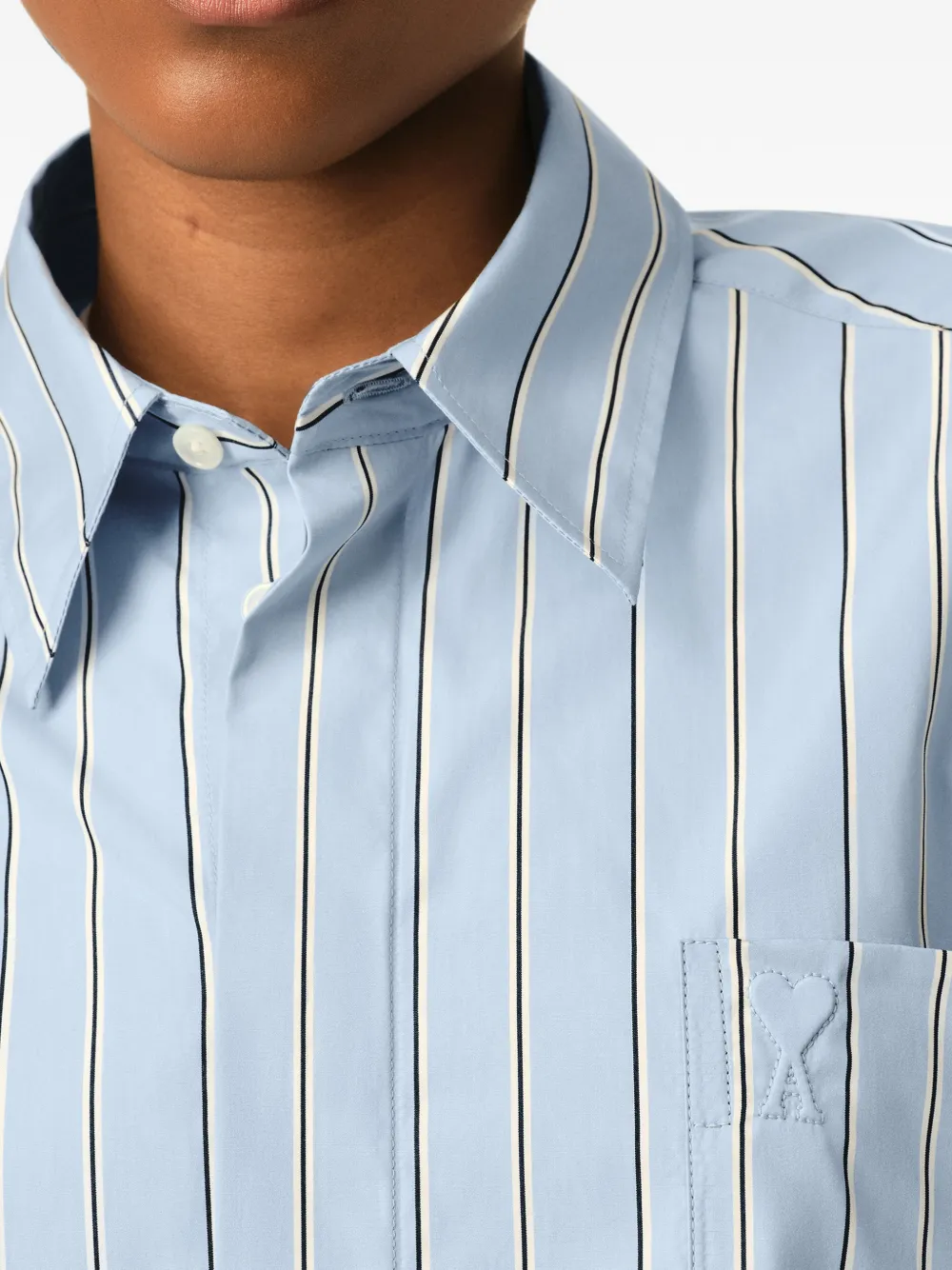 AMI Paris Gestreepte katoenen blouse met korte mouwen en reliëf logo Blauw