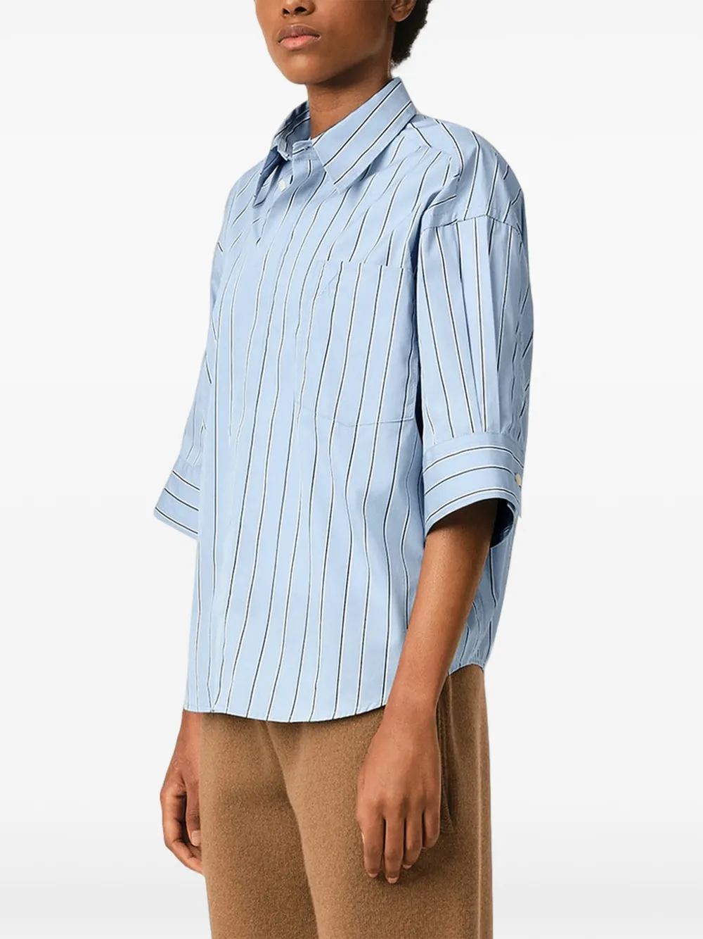 AMI Paris Gestreepte katoenen blouse met korte mouwen en reliëf logo Blauw