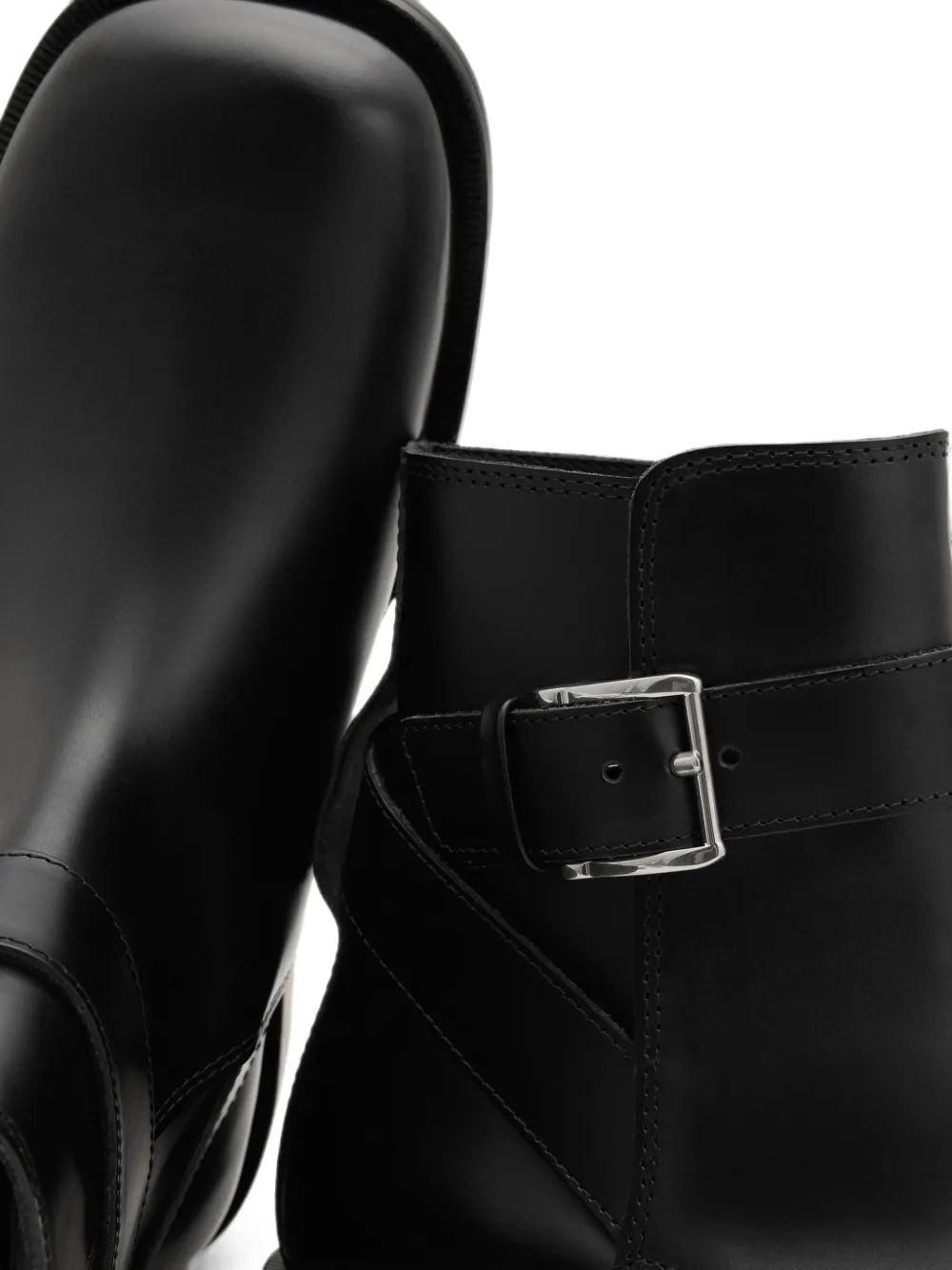 AMI Paris buckle cow leather boots Zwart