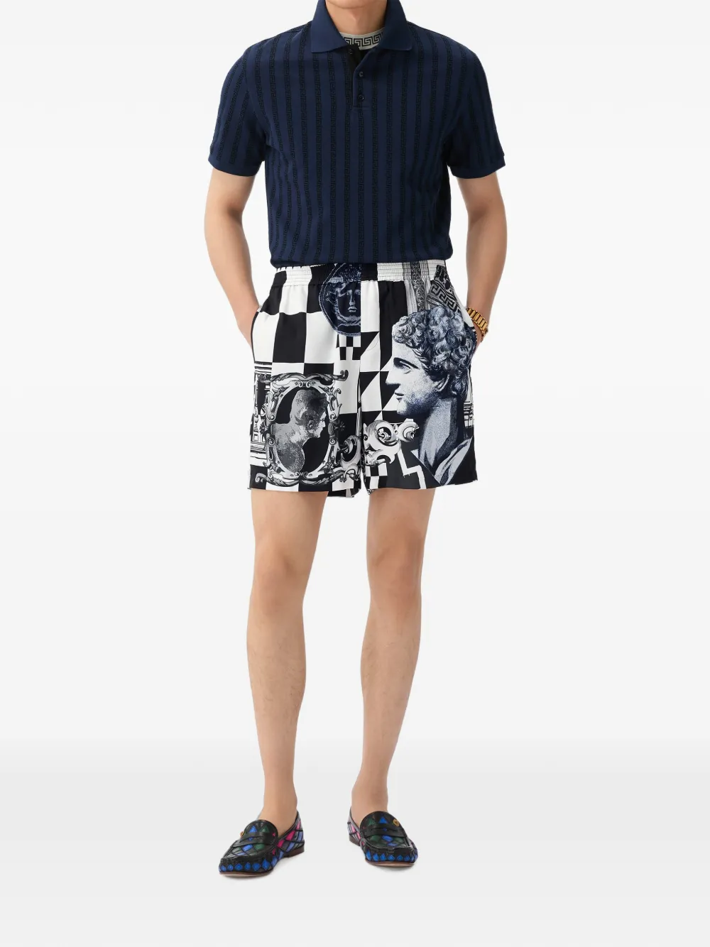 Versace Zijden twill shorts met print Zwart