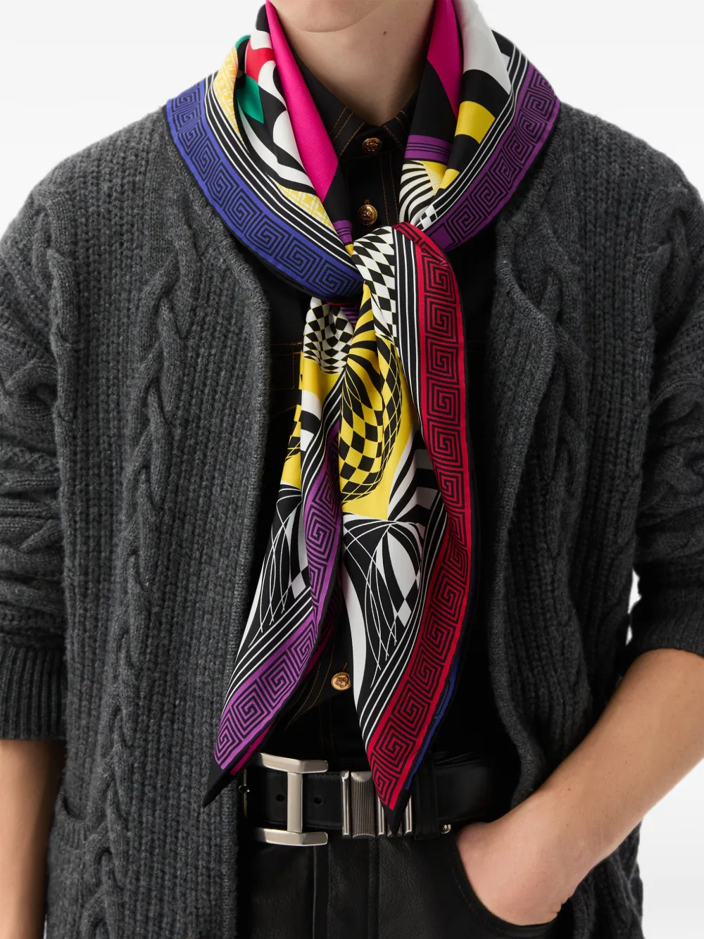 Versace Zijden twill sjaal met print (90 cm) Zwart