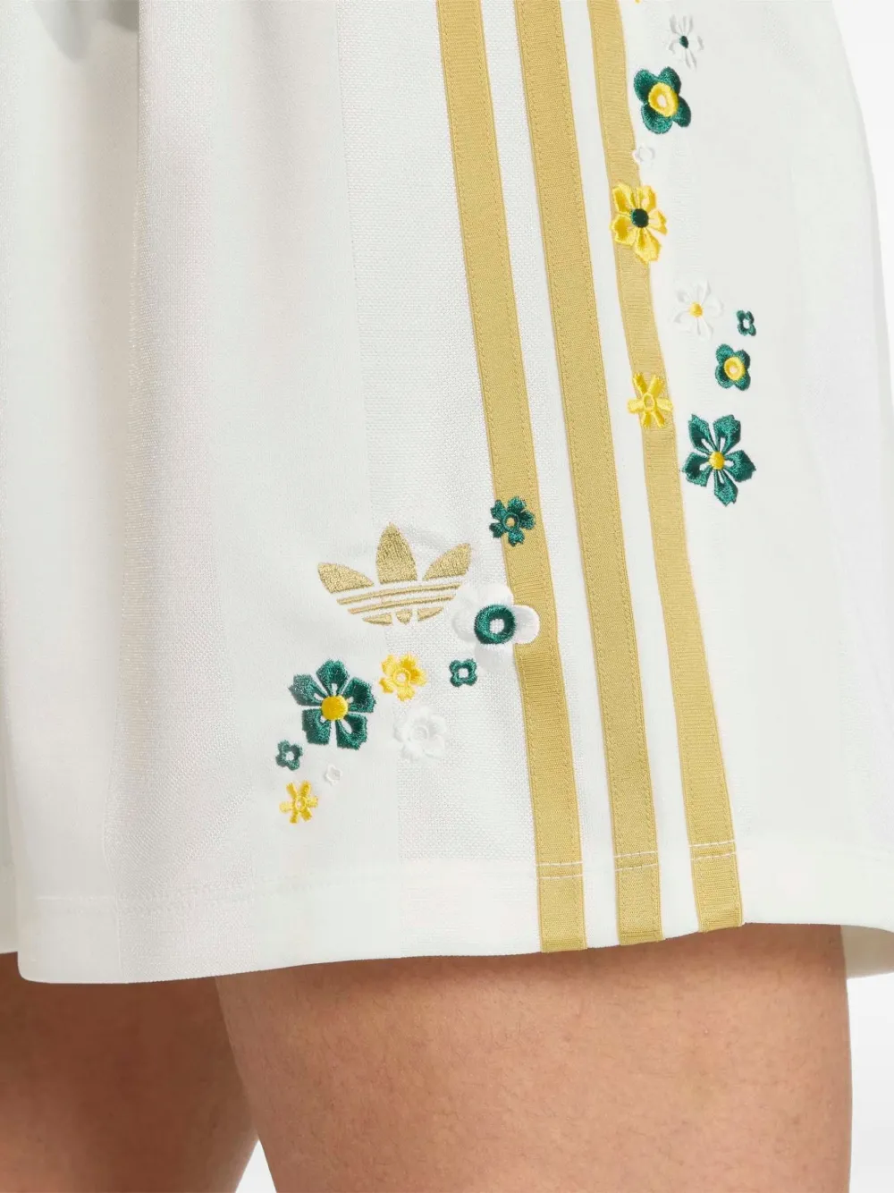 adidas x Liberty London shorts met geborduurde bloemen en zijstreep Wit