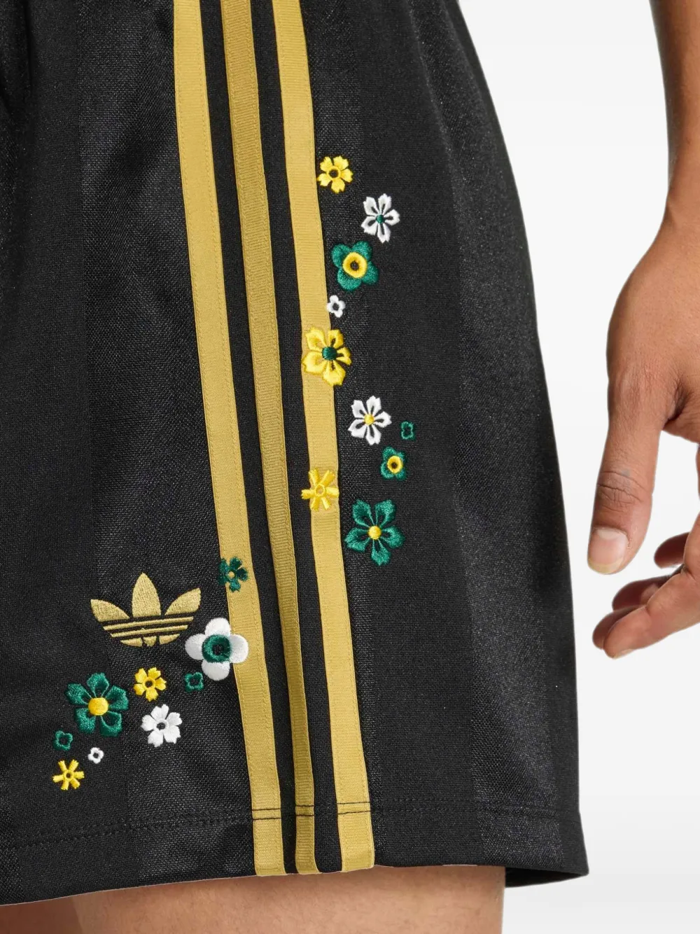 adidas x Liberty London shorts met geborduurde bloemen en zijstreep Zwart