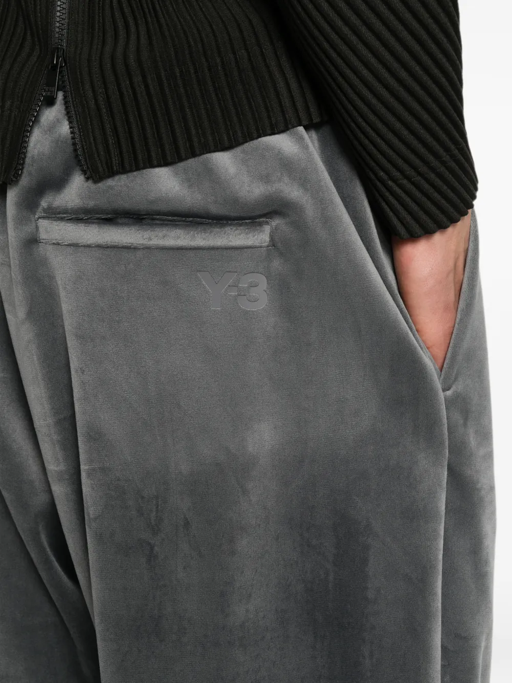 Y-3 Broek met wijde pijpen fluwelen textuur en logo-print Grijs