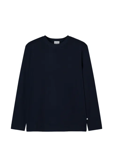 Closed long-sleeve T-shirt