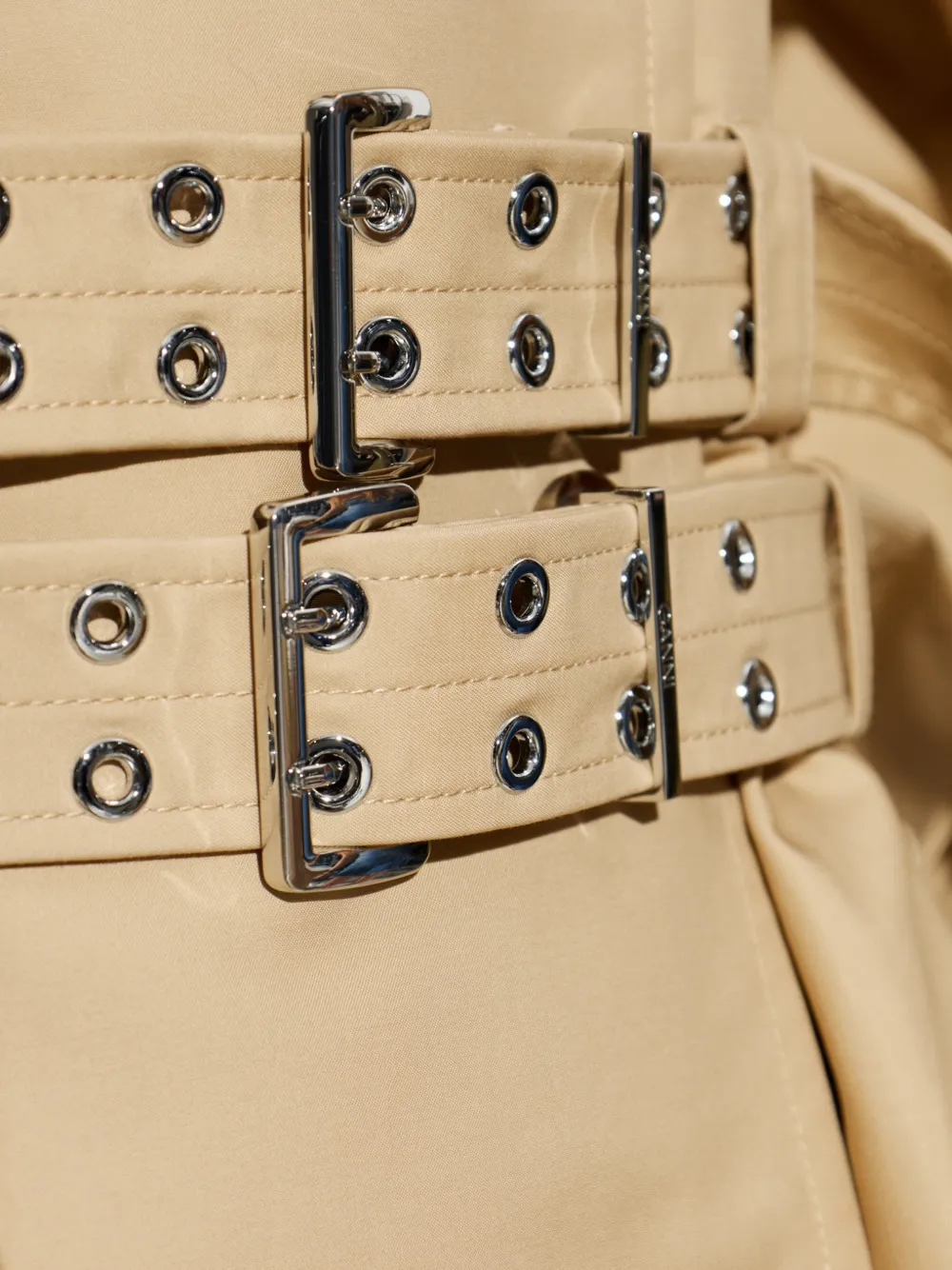 GANNI Trenchcoat met dubbele rij knopen en ceintuur Beige