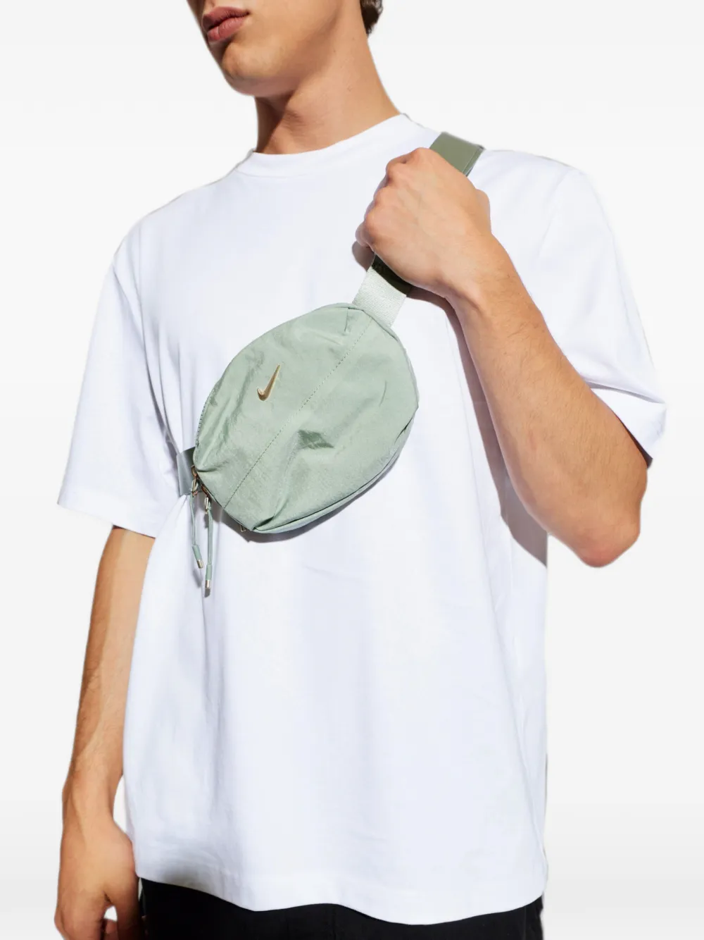 Nike Aura logo-plaque cross-body bag Groen