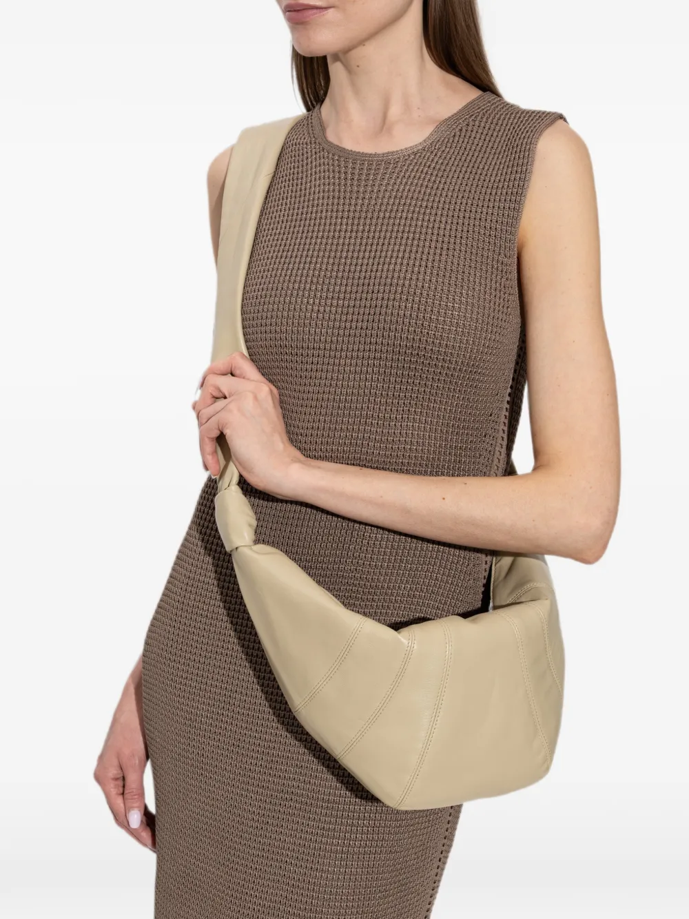LEMAIRE Croissant schoudertas van lakleer Beige