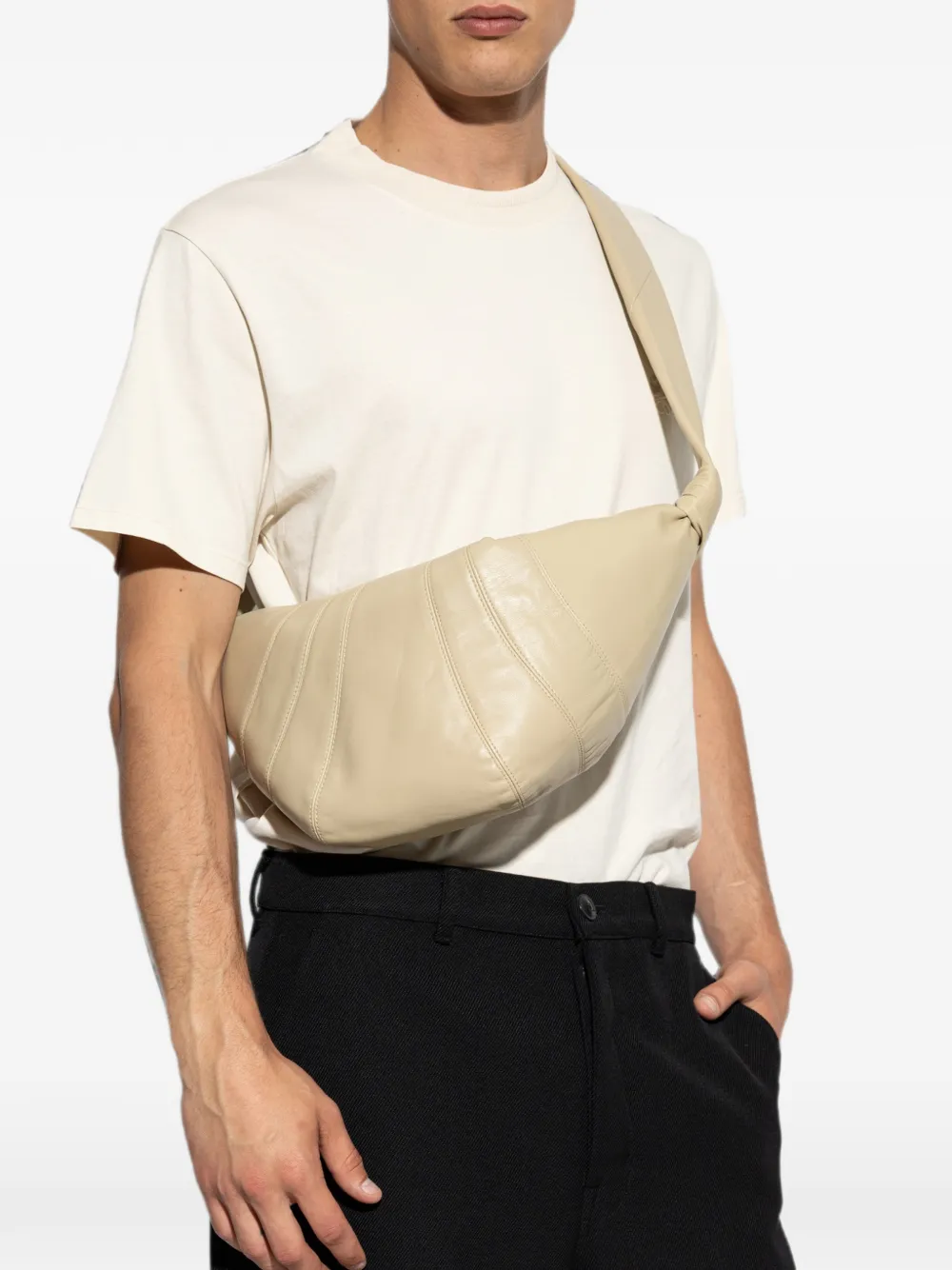 LEMAIRE Croissant schoudertas van lakleer Beige