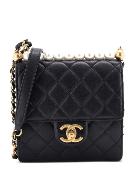 CHANEL Pre-Owned bolsa crossbody Chic Pearls Flap Bag mini de piel de cordero capitonada