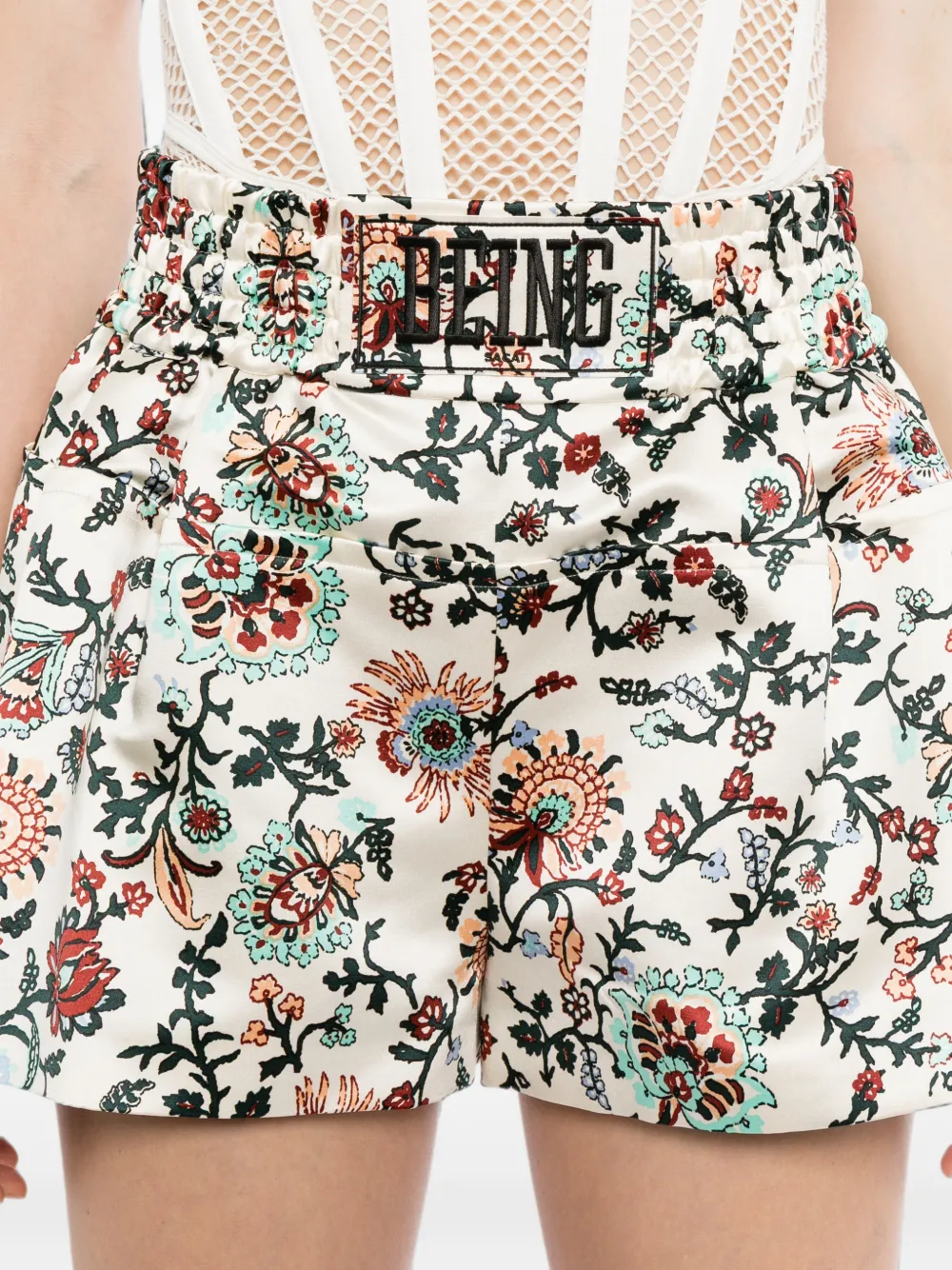 sacai Shorts met bloemenprint Beige