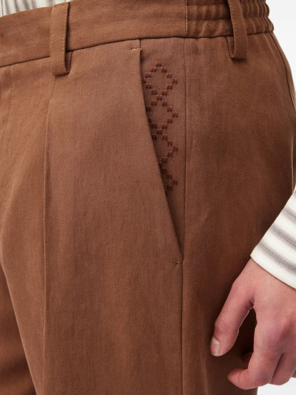 RETORI Broek met omgekeerde plooien en borduurwerk Bruin