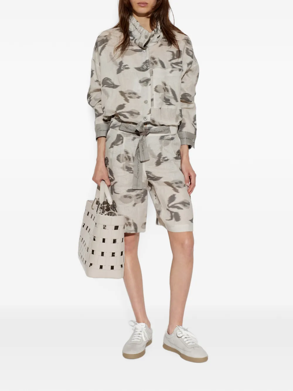 Emporio Armani Shorts met ikat-print en ceintuur Grijs