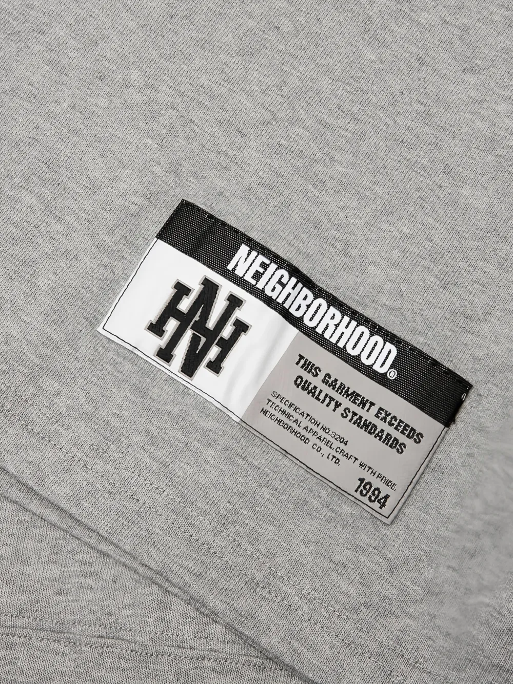Neighborhood T-shirt met gestreepte mouwen en logo-print Grijs