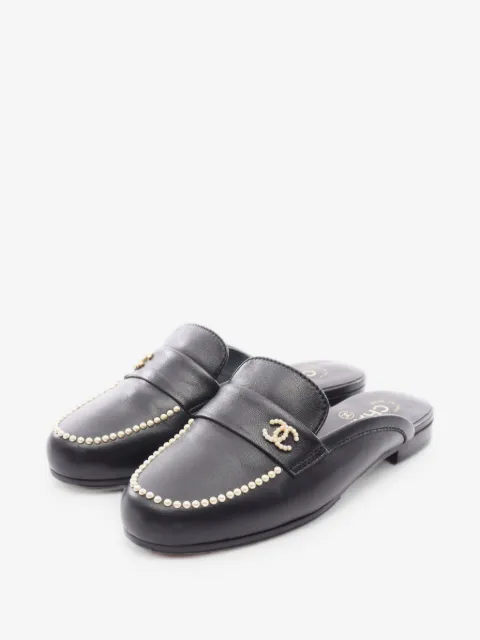 CHANEL Pre-Owned 1986-1988 pearl-embellished CC mule sandals