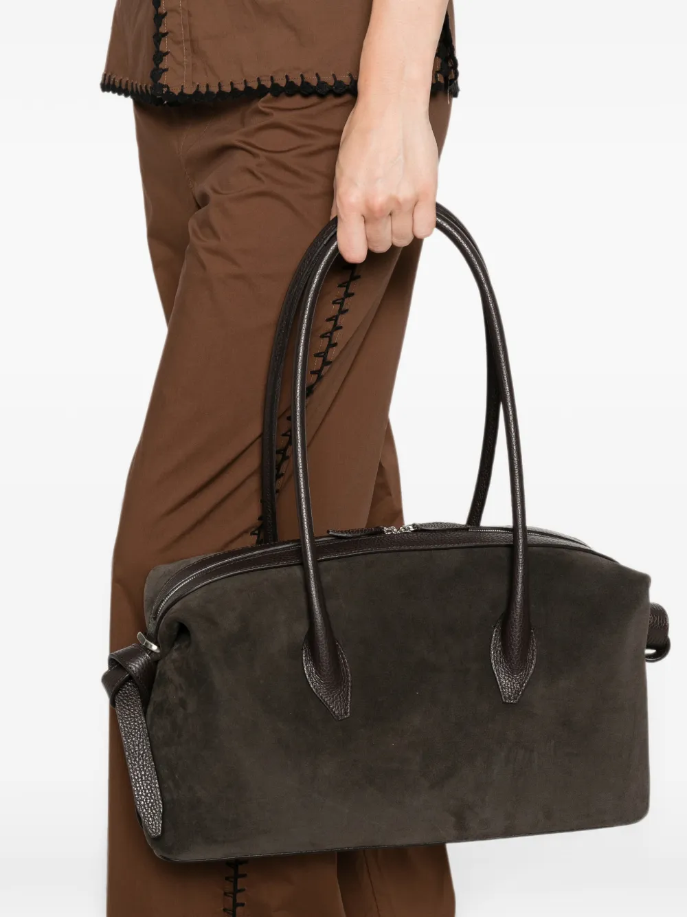 Yuzefi Brioche Duffle suède leren schoudertas Bruin