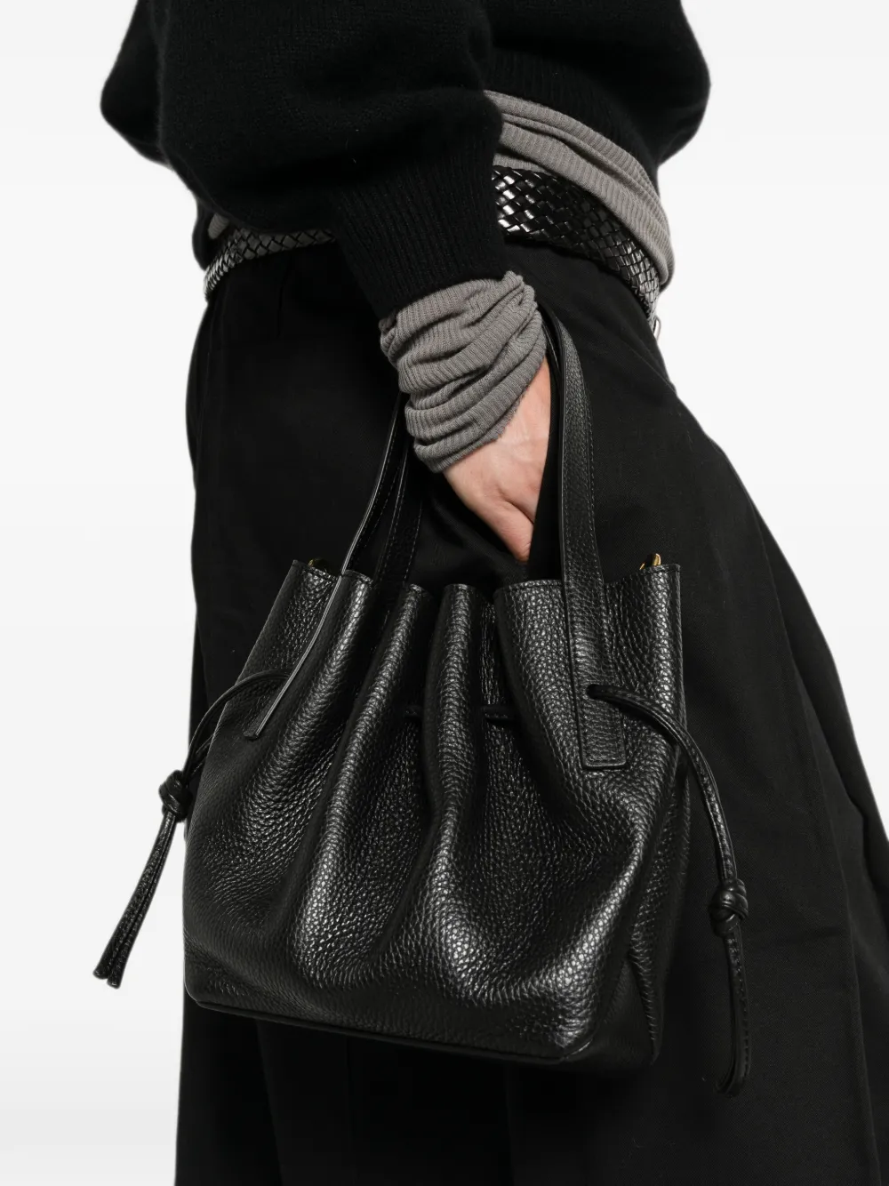 Yuzefi Kleine gewelfde bewerkte leren shopper Zwart