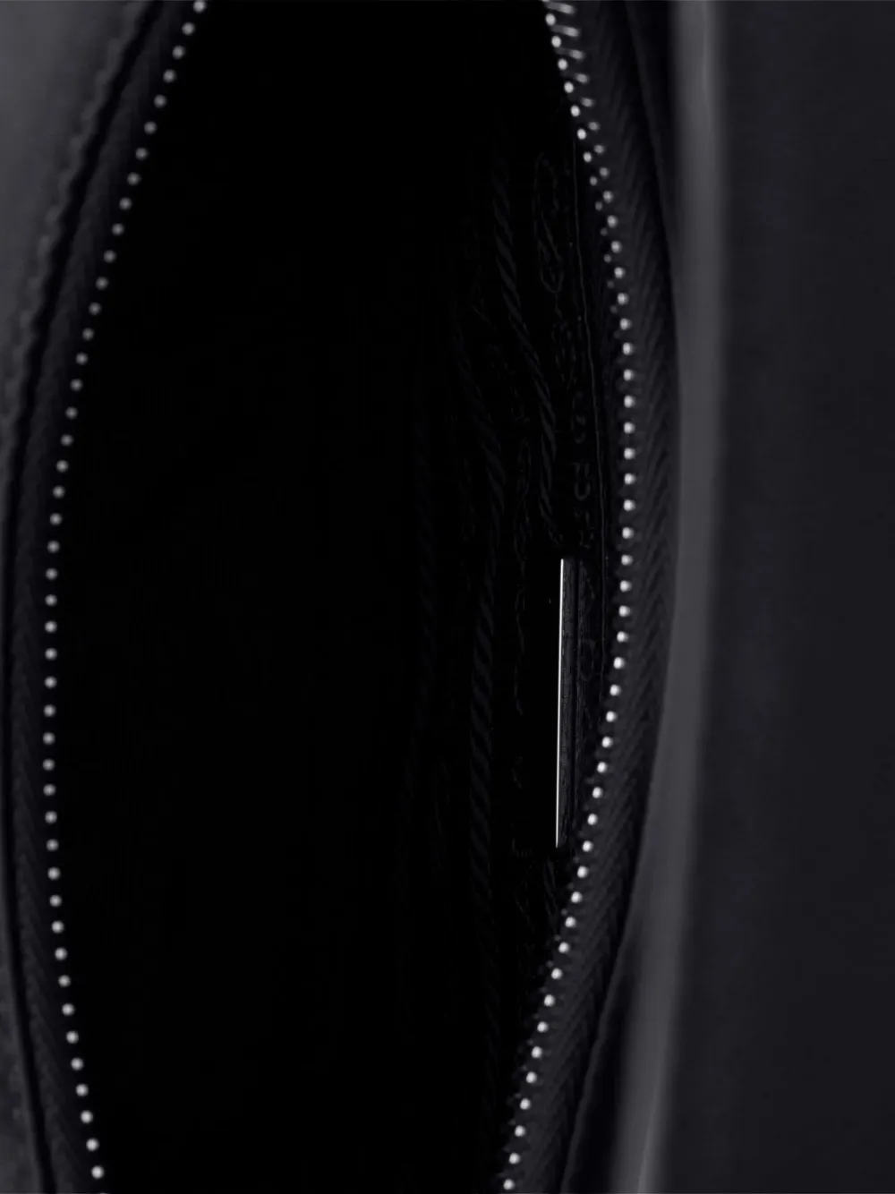 Prada Re-Edition 2005 Re-Nylon en Saffiano mini-tas Zwart