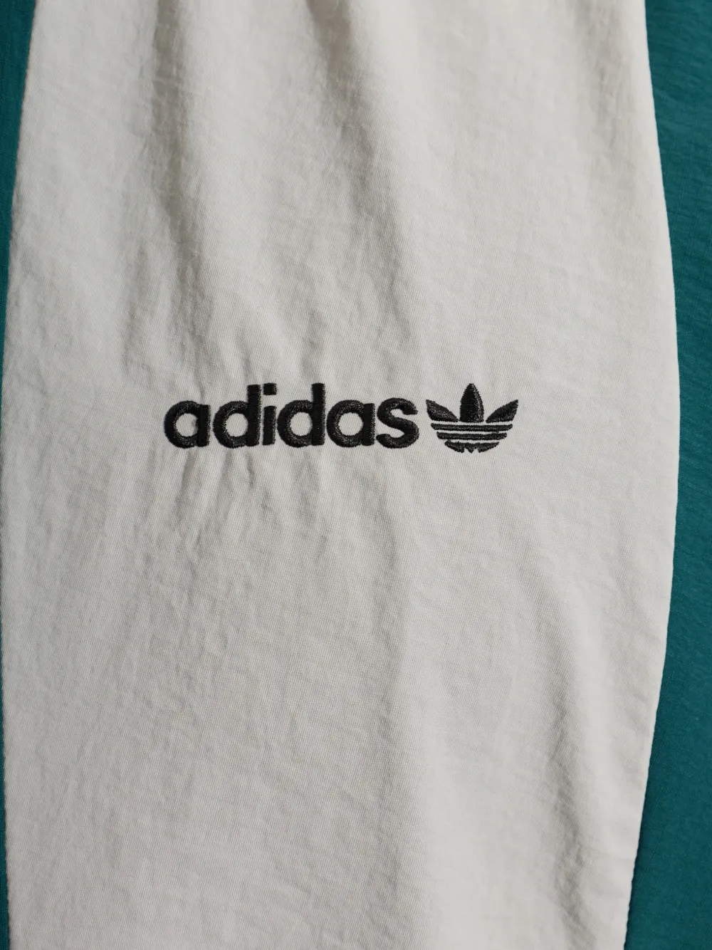 adidas logo-print panelled jacket Groen