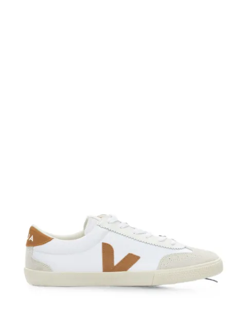 VEJA Tênis cano baixo Volley com patch de logo e recorte de camurça