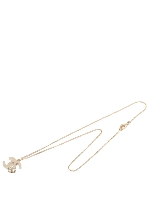 CHANEL Pre-Owned collar bañado en oro con dije Camellia y logo CC 2000-2010