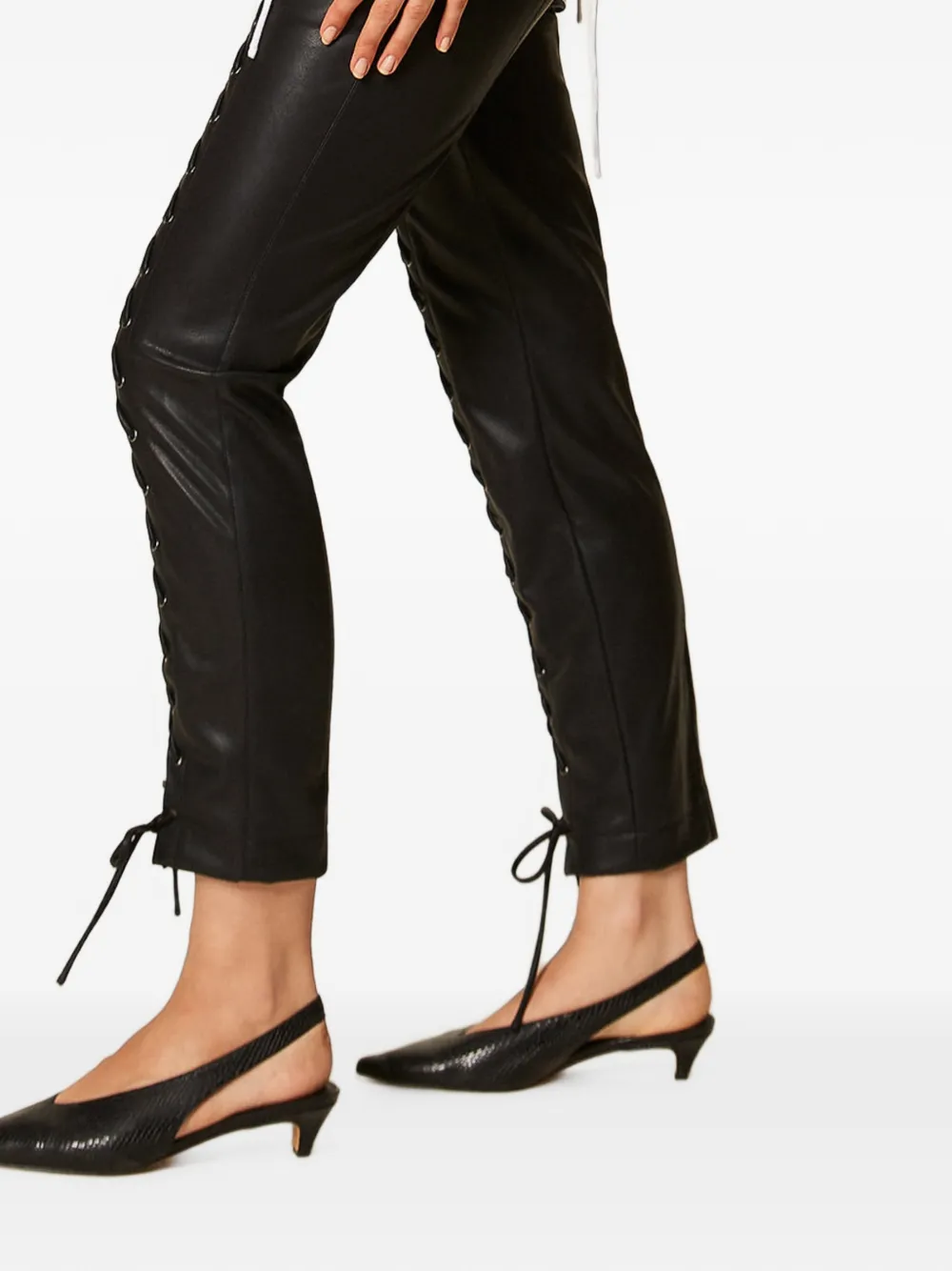 TWINSET Broek van imitatieleer met strikken Zwart