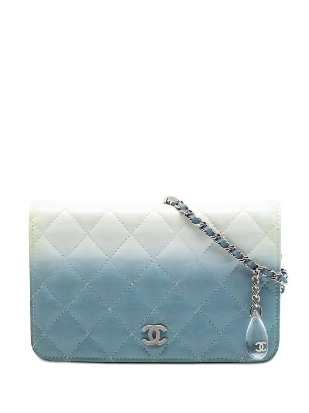CHANEL Pre-Owned 2018-2018 CC Quilted Ombre Patent and Aged Calfskin Crystal Wallet On Chain crossbody bag - Blu
