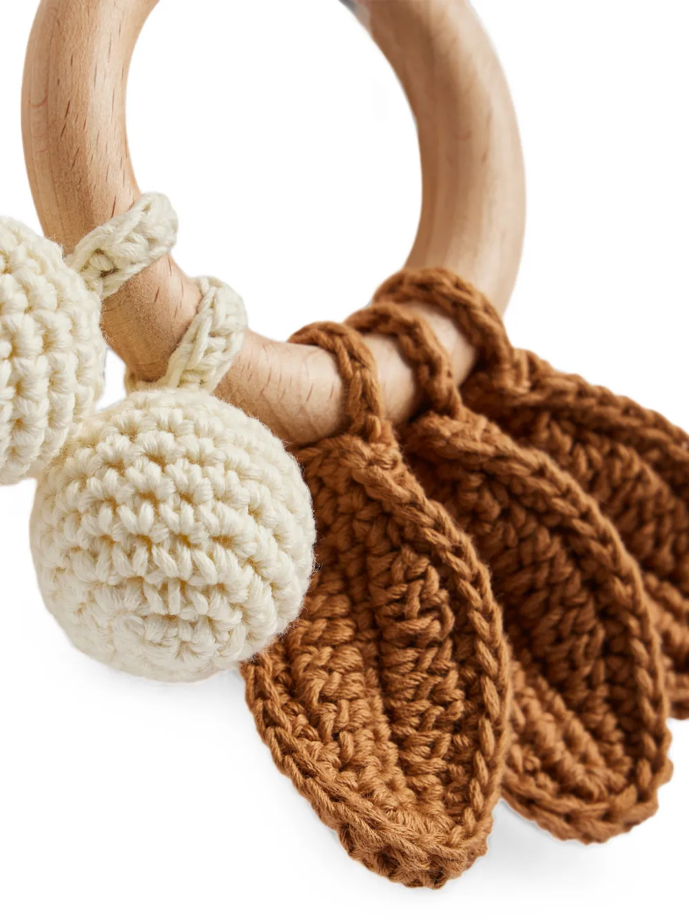 Bonpoint Gehaakte rammelaar met kersen-design Beige