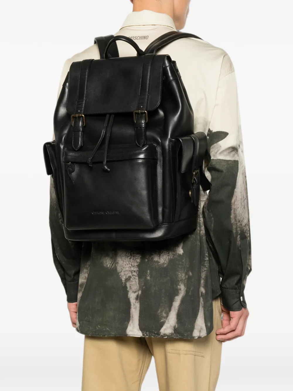 Officine Creative Boston 003 leren rugzak met gespsluiting Zwart