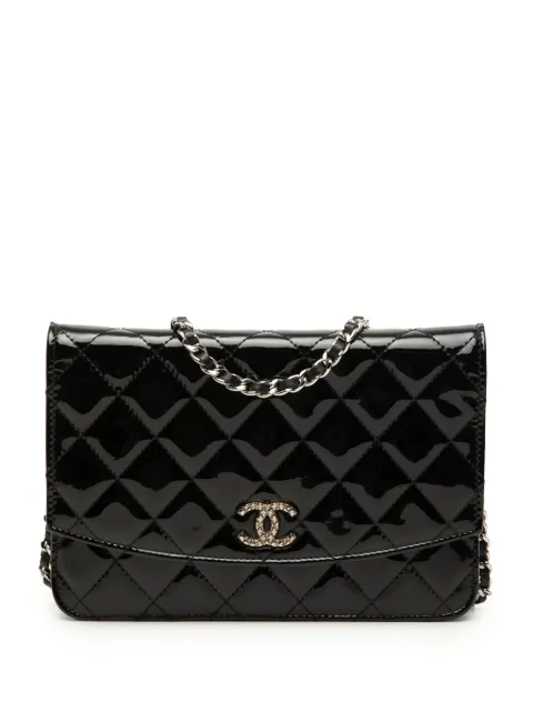 CHANEL Pre-Owned bolsa crossbody Brilliant Wallet On Chain de charol capitonada con logo CC 2009-2010