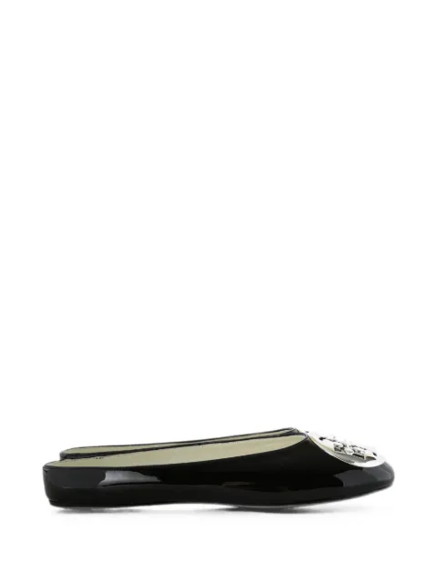 Tory Burch mules de charol de becerro con placa del logo