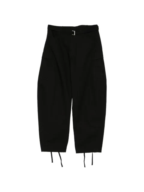 sacai pantalones cargo con cinturón