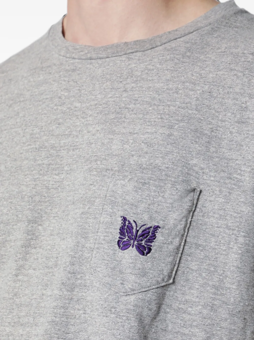 Needles T-shirt met geborduurde vlinder en zak Grijs