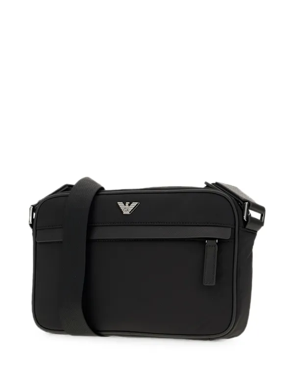 Emporio Armani ロゴプレート ショルダーバッグ | ブラック | FARFETCH JP