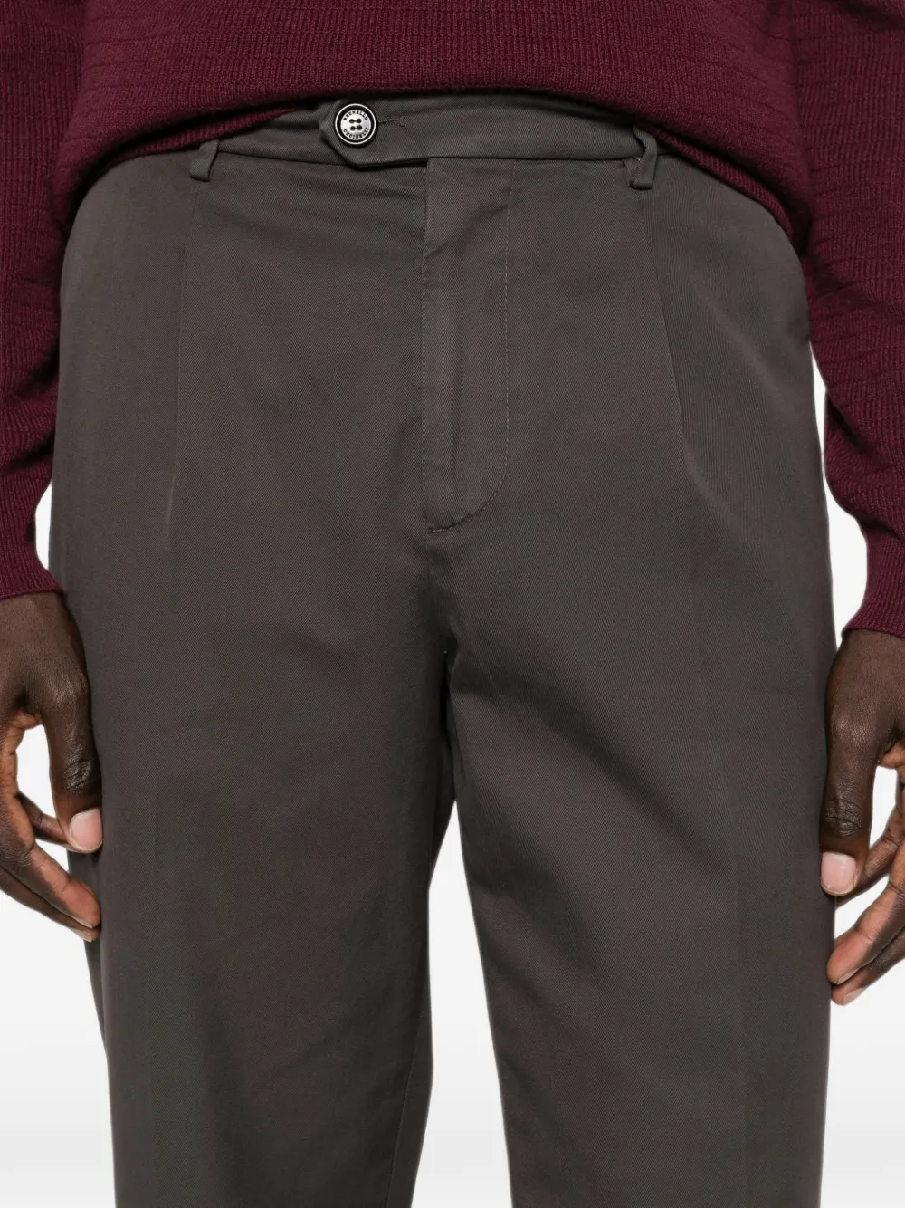 Brunello Cucinelli Broek met toelopende pijpen en geplooide taille Grijs