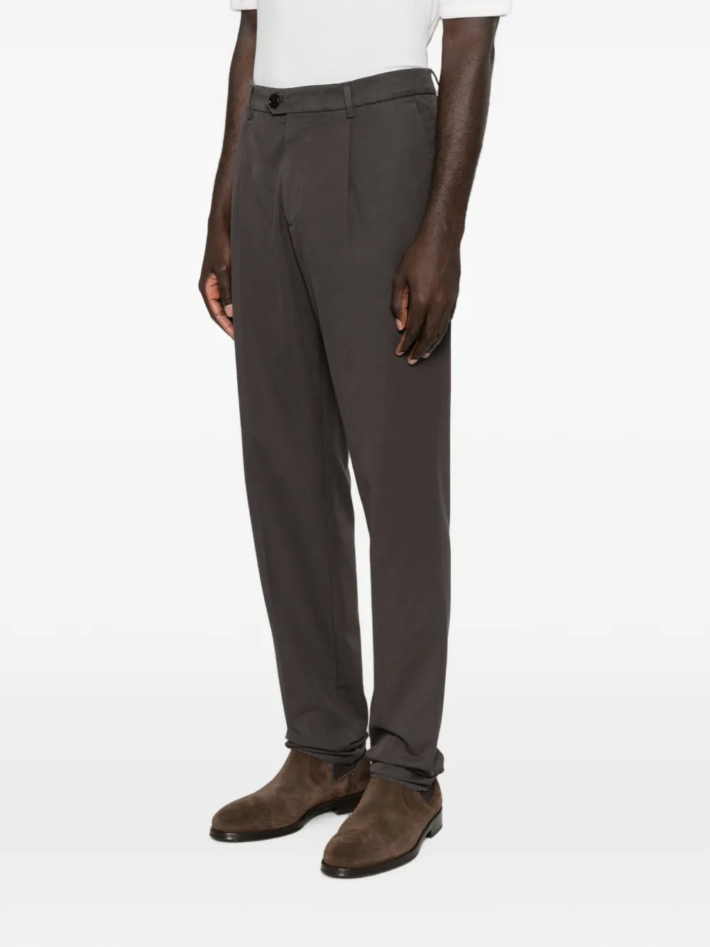 Brunello Cucinelli Broek met toelopende pijpen en geplooide taille Grijs