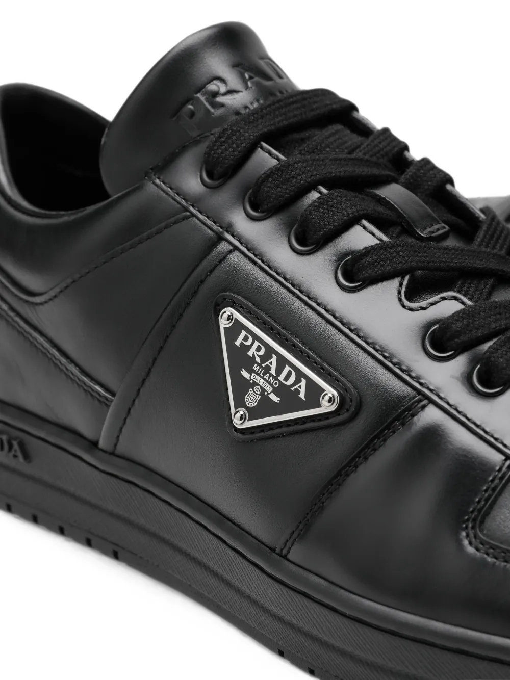 Prada Downtown triangle-logo leather sneakers Zwart