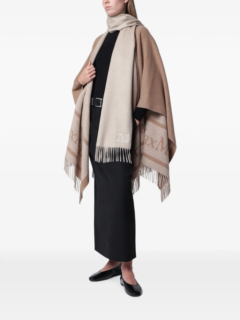 Max Mara Sjaal met geborduurd monogram en franje Beige