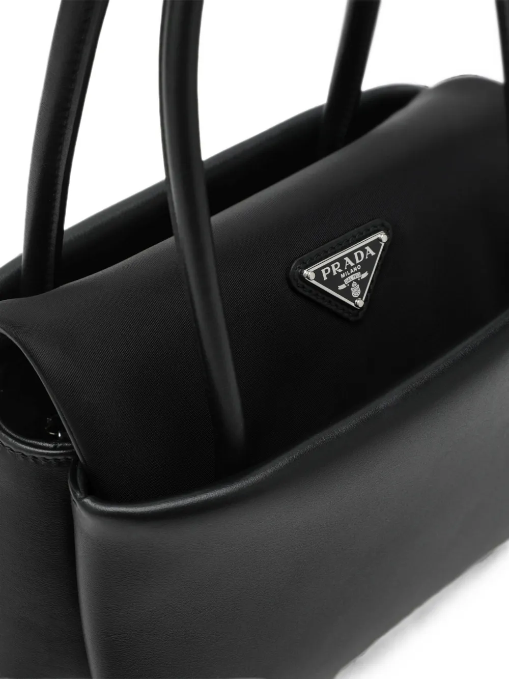 Prada Passage kleine leren tas met Re-Nylon klep Zwart