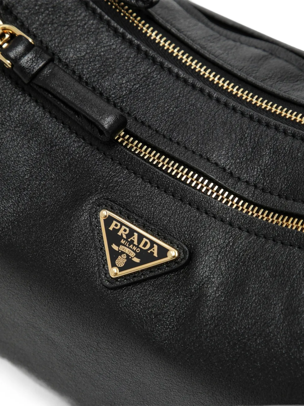 Prada Schoudertas met logoplakkaat en trekkoord Zwart