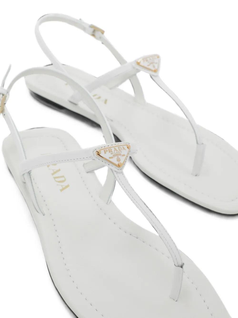Prada Sandalen met gespsluiting en driehoekig logo Wit