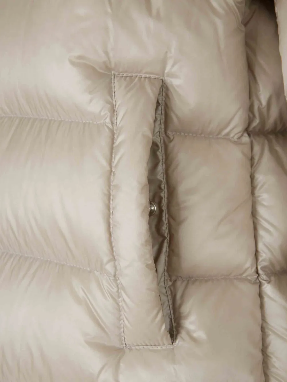Moncler Suyenne gewatteerd donsjack Beige